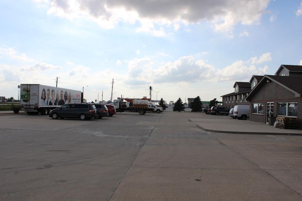 Super 8 by Wyndham Missouri Valley photo 13