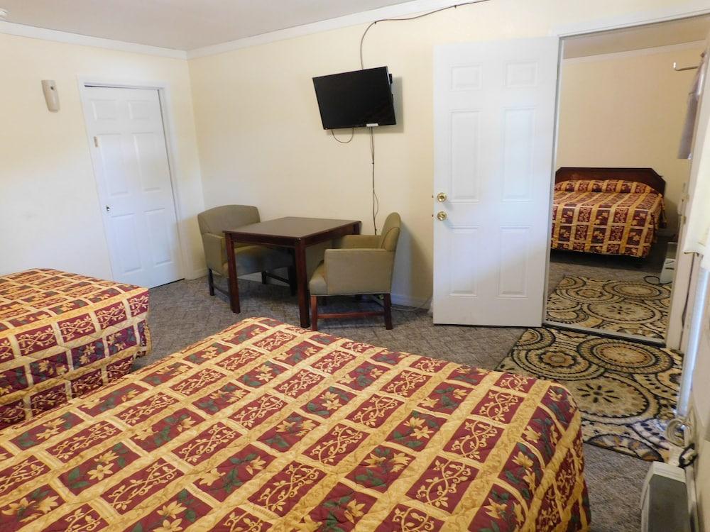 Little Shamrock Motel photo 20