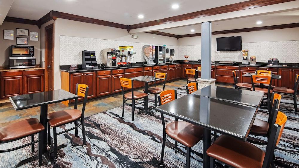 Ramada by Wyndham Cedar Rapids South photo 23