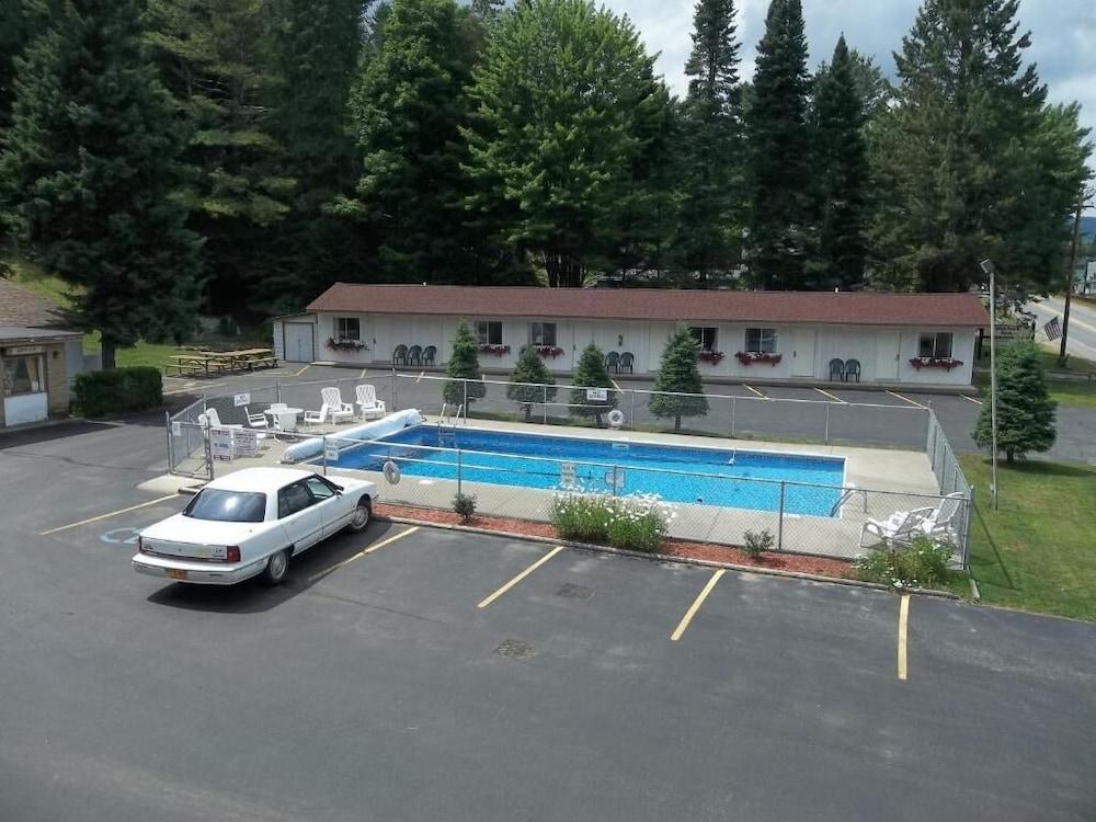Carriage House Motor Inn photo 10