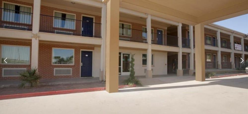 Americas Best Value Inn Waco photo 12