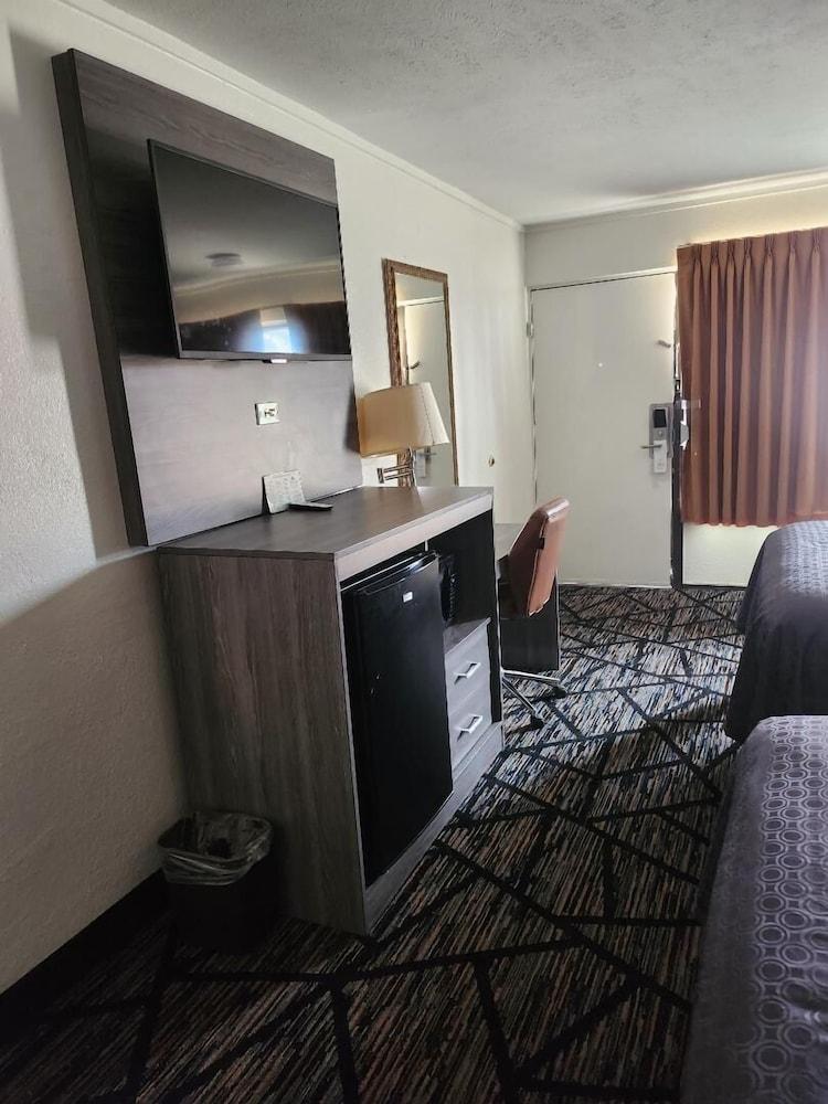 Americas Best Value Inn Forest photo 14
