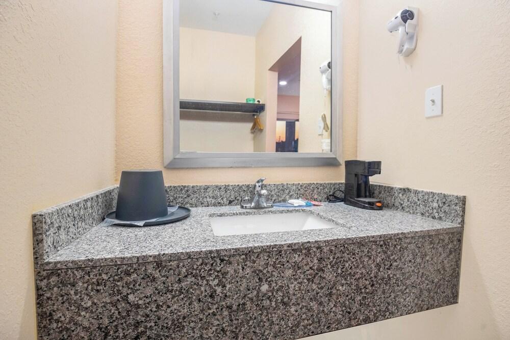 OYO Hotel Adairsville Calhoun South I-75 photo 52