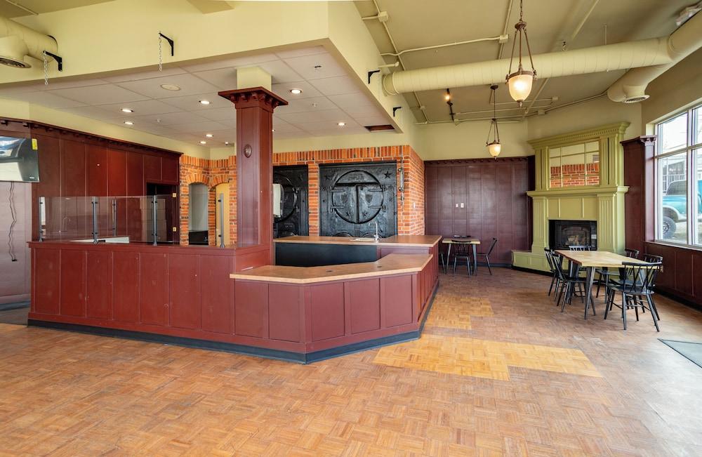 Brewster Hall photo 12