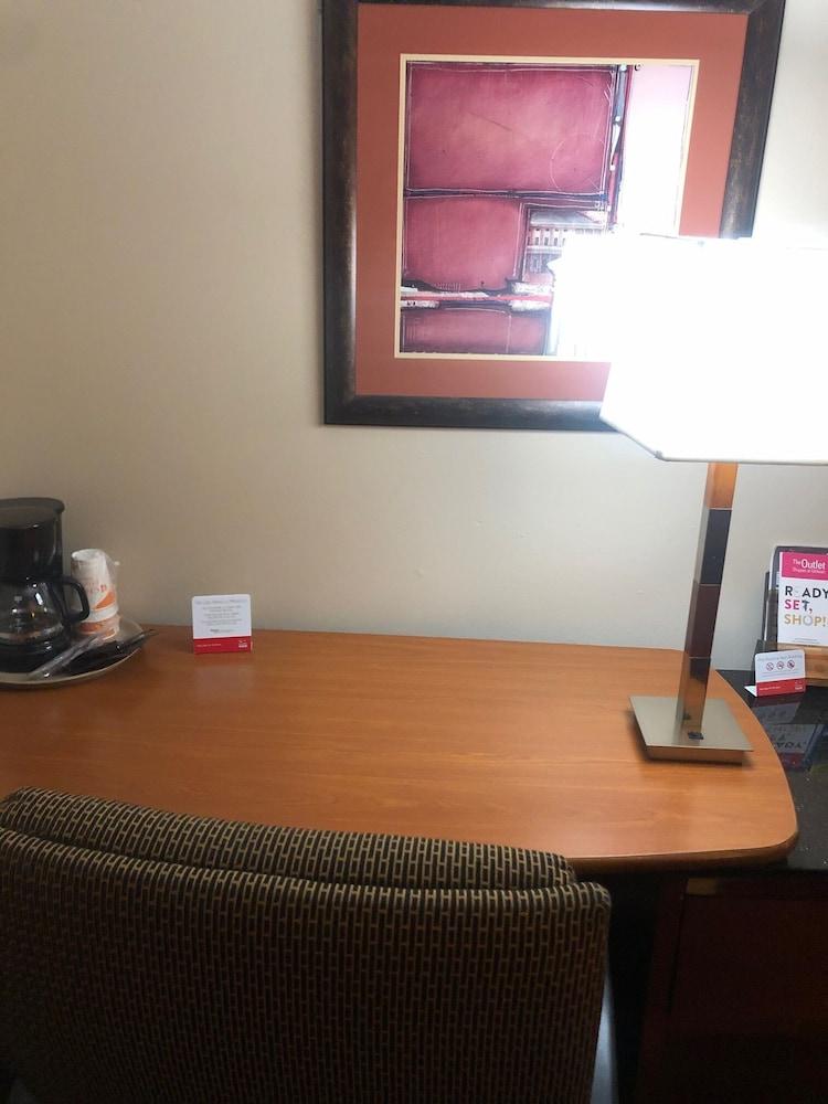 AmericInn by Wyndham Lake Mills photo 11