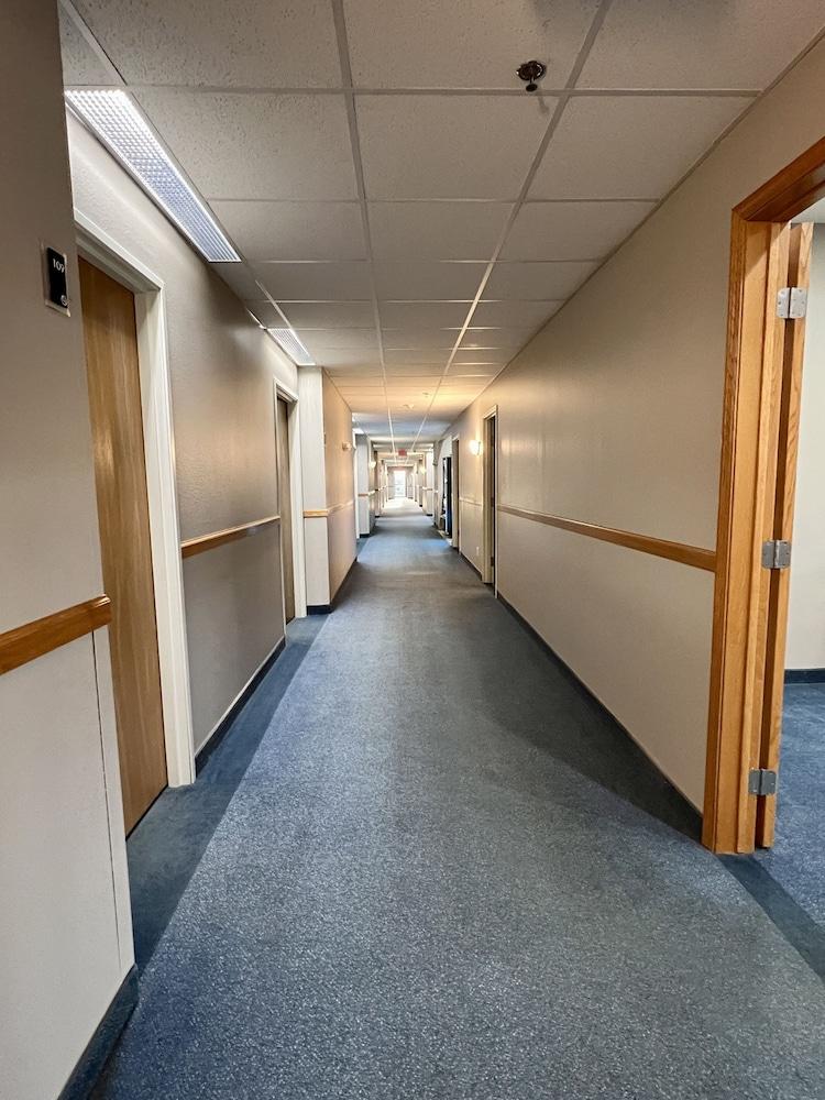 Reston Inn & Suites photo 2