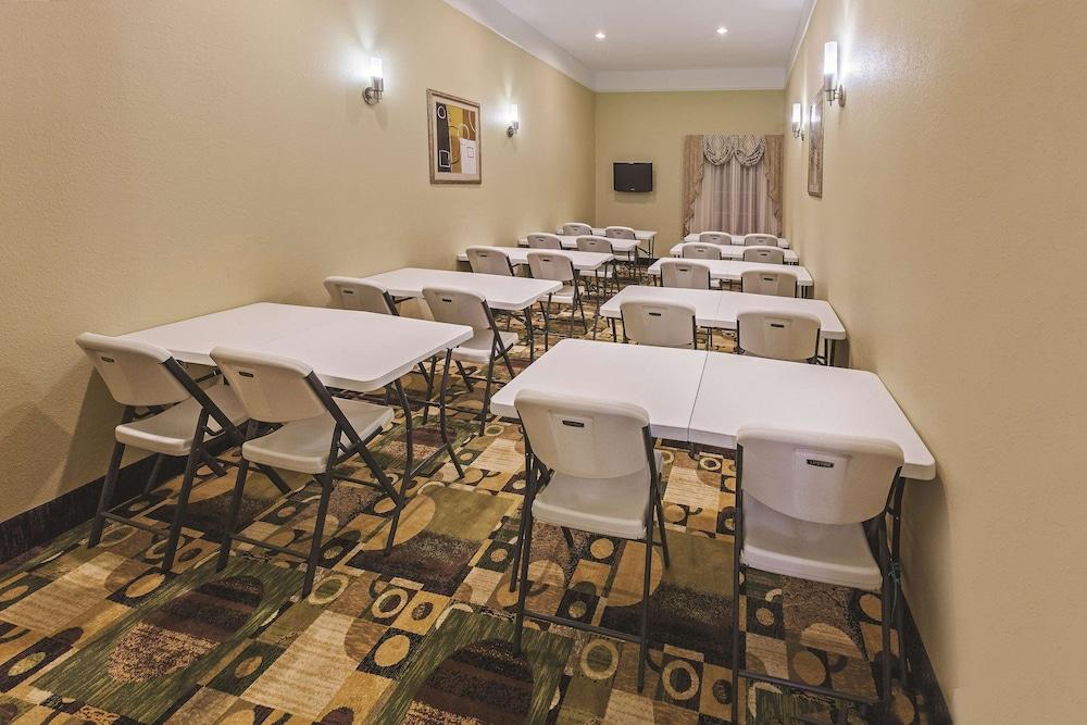 La Quinta Inn & Suites by Wyndham Livingston photo 26