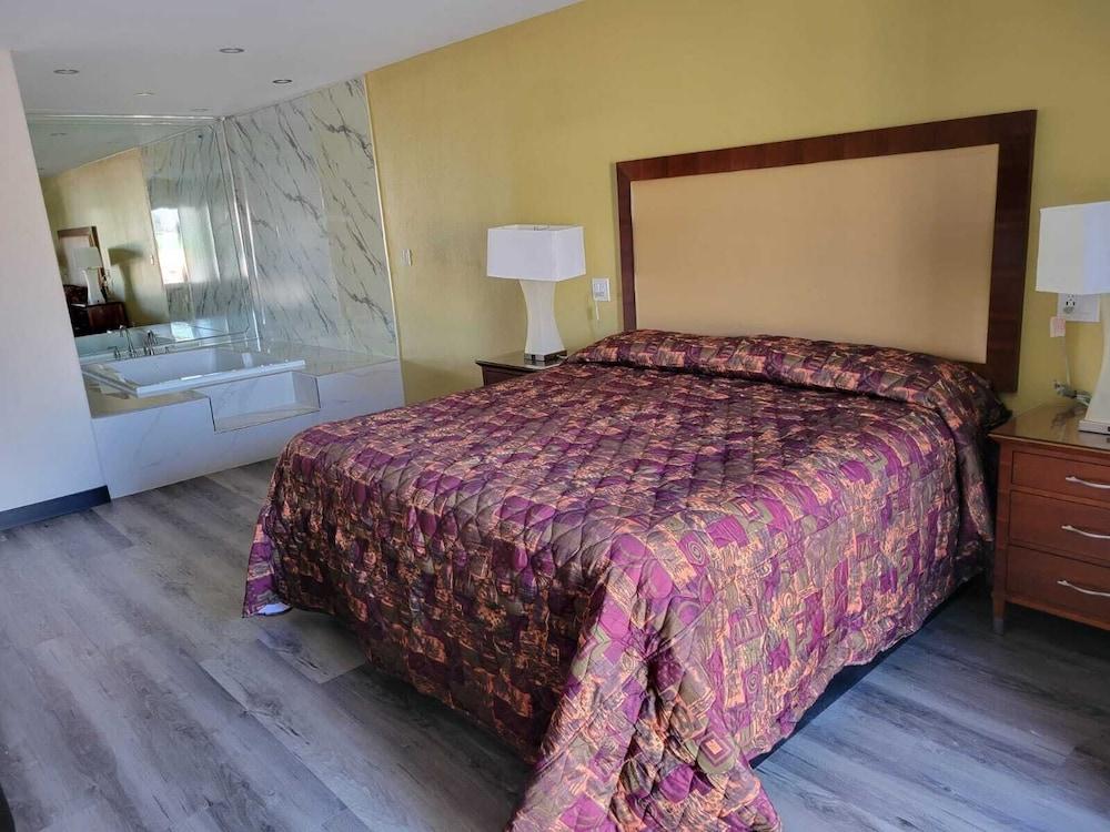 Stadium Inn & Spas photo 34
