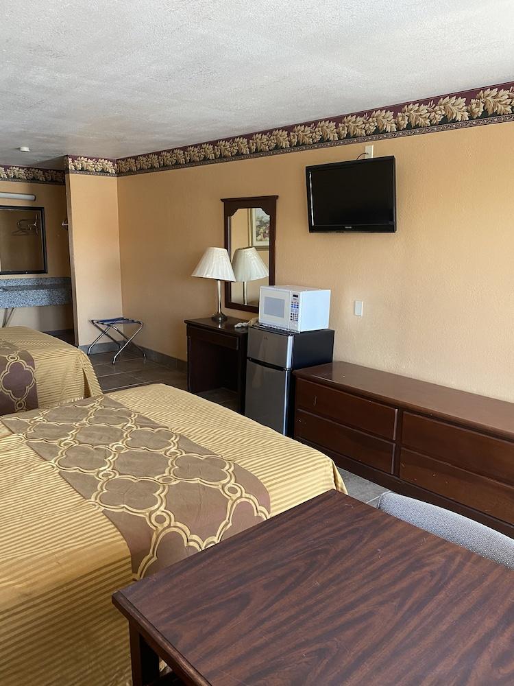 Executive Inn and Suites photo 15