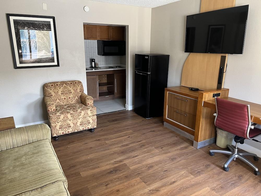 Baymont by Wyndham Odessa University Area photo 21