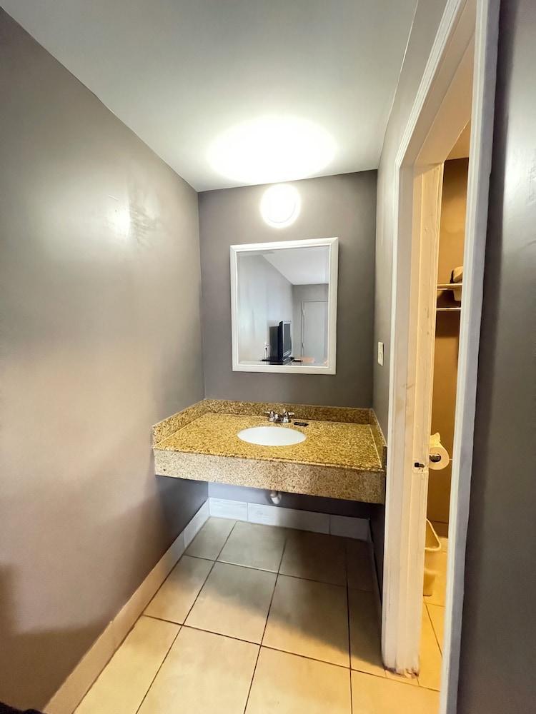Westerner Motel photo 6