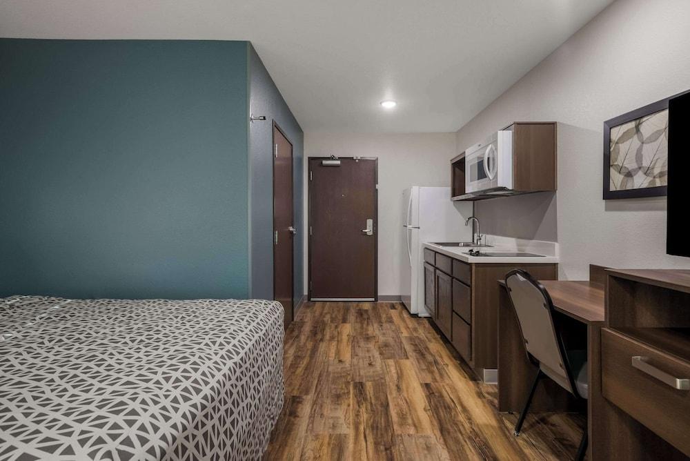 Woodspring Suites Milwaukee - Menomonee Falls photo 42