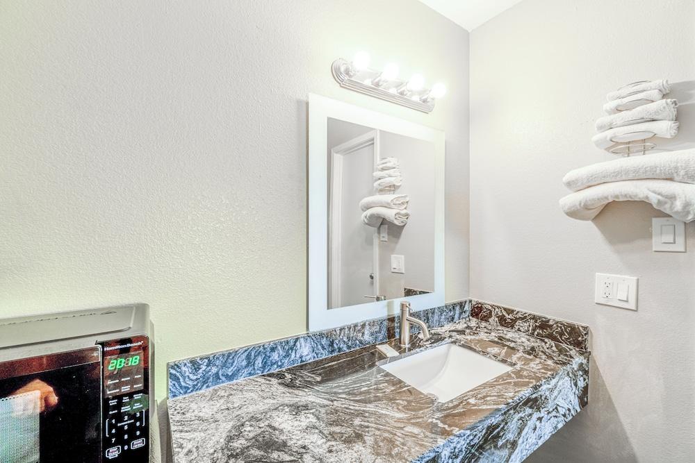 Regency Inn By OYO Rockdale TX photo 29