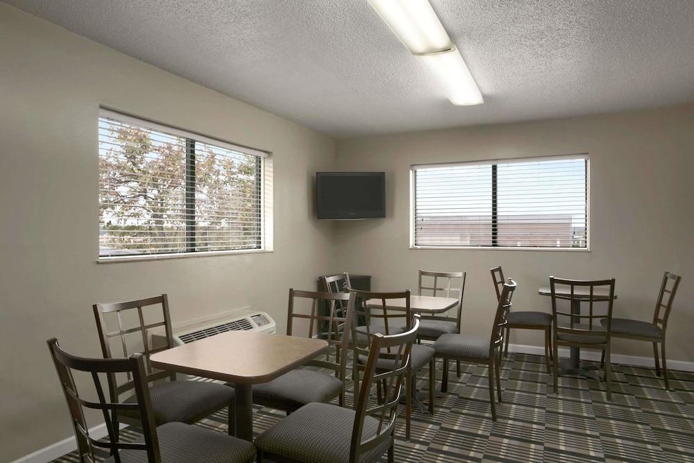 Days Inn by Wyndham Cloverdale Greencastle — hotel in Cloverdale