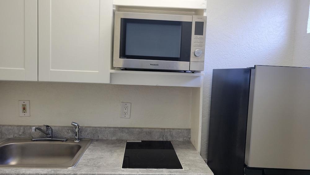 MC Pacific Inn & Suites photo 9
