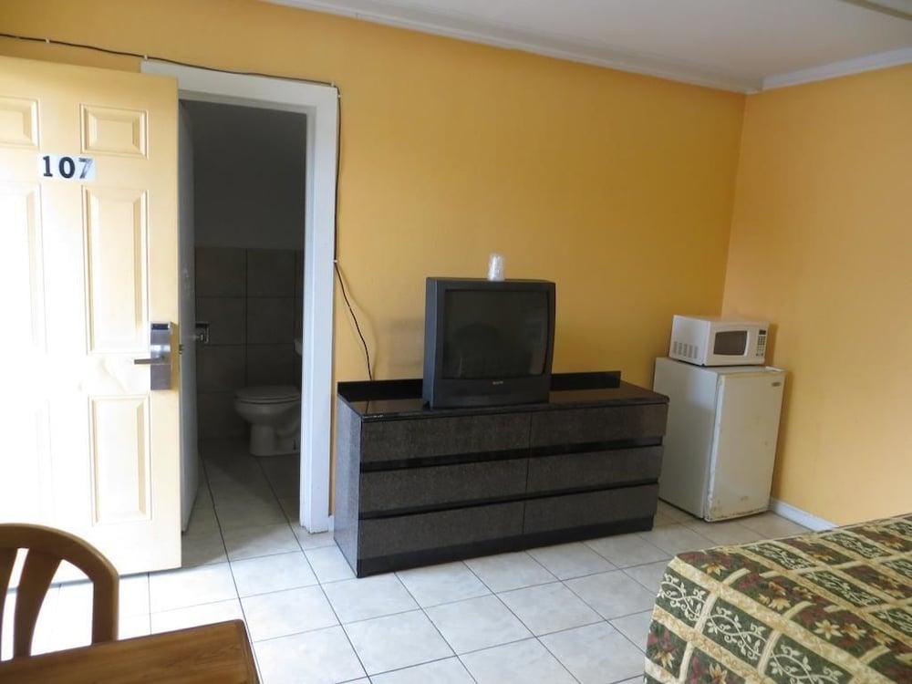 Travel Inn & Suites photo 5