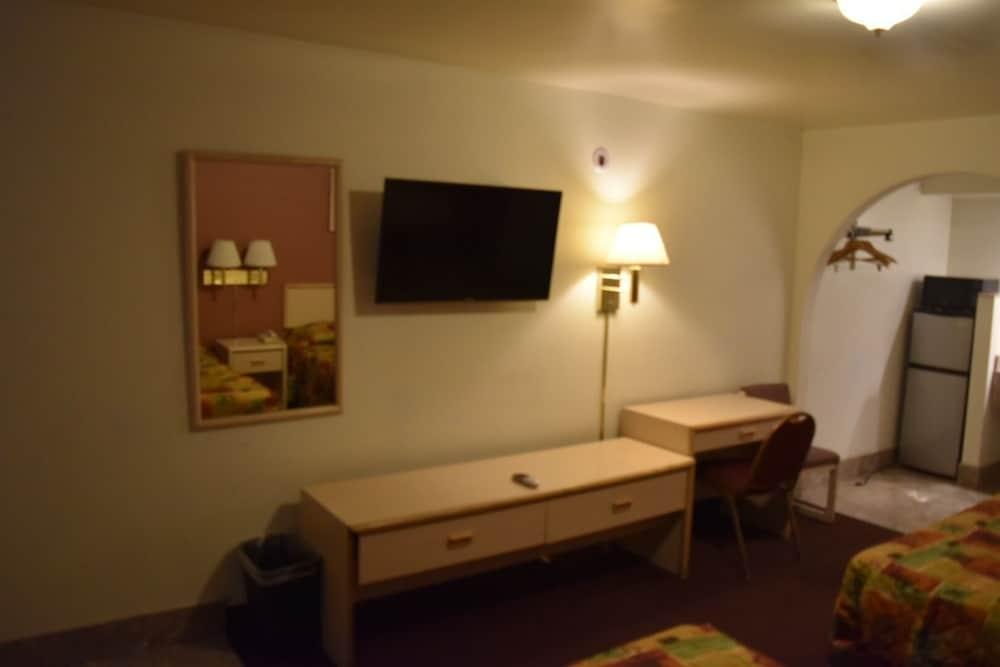 Travelodge by Wyndham Farmington photo 3