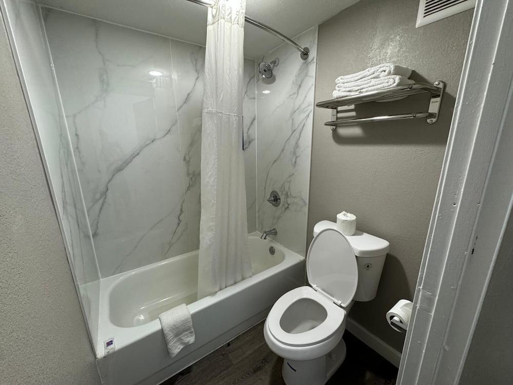 Motel 6 Greenwood, MS photo 11