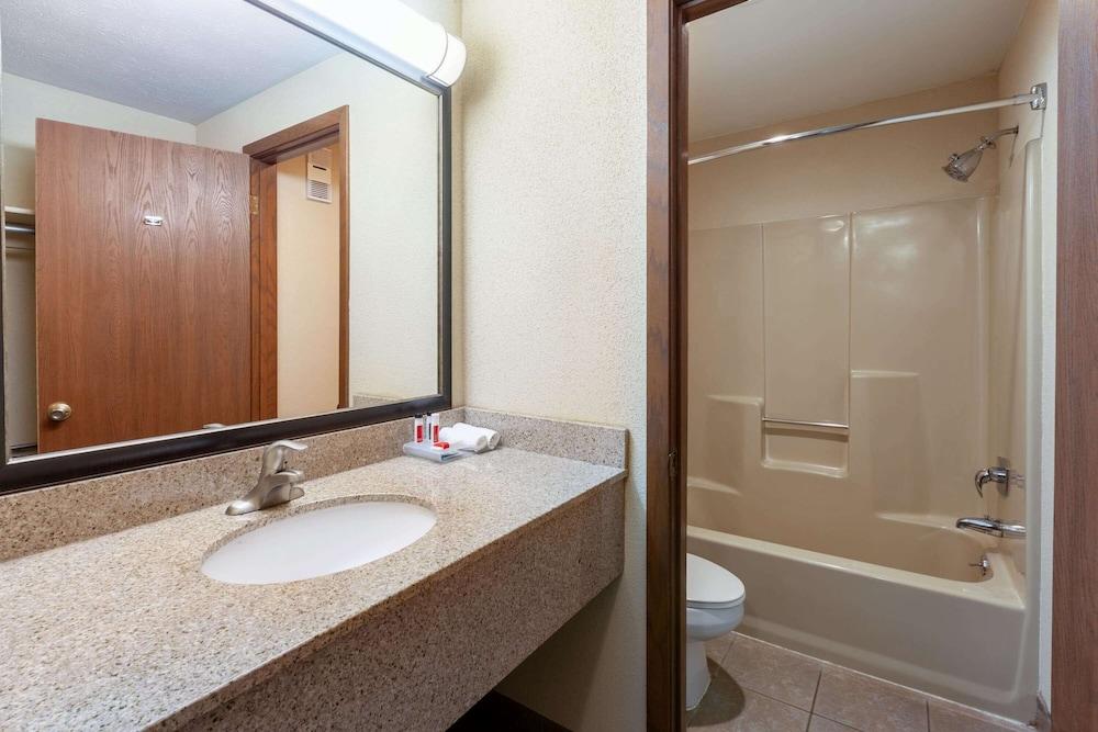 Baymont by Wyndham St. Ignace Lakefront photo 22