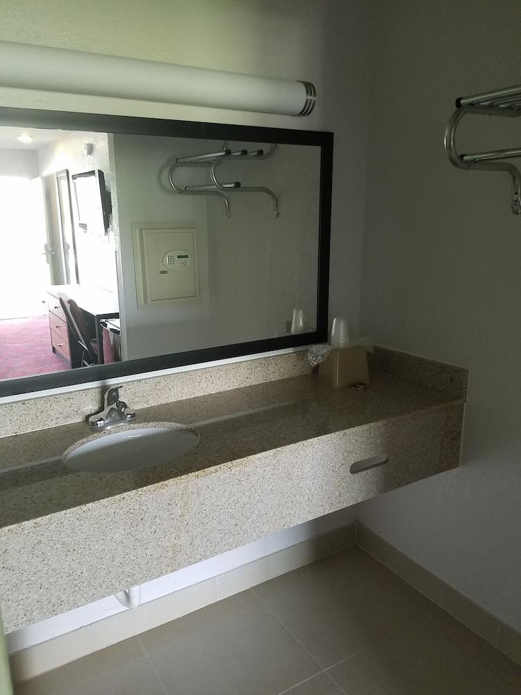 Budget Inn photo 19