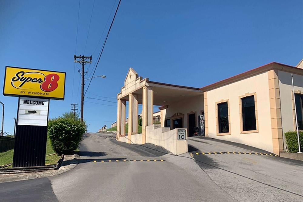 Super 8 by Wyndham Nashville Near Downtown / I-40 photo 1