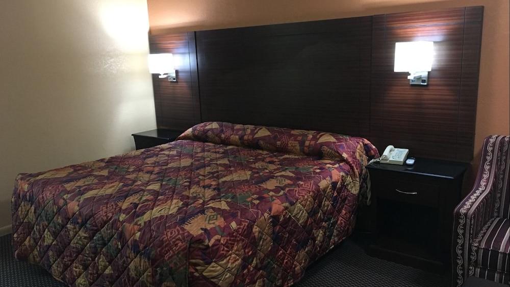 Redwood Inn and Suites photo 2