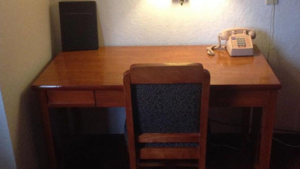 American Inn & Suites photo 7