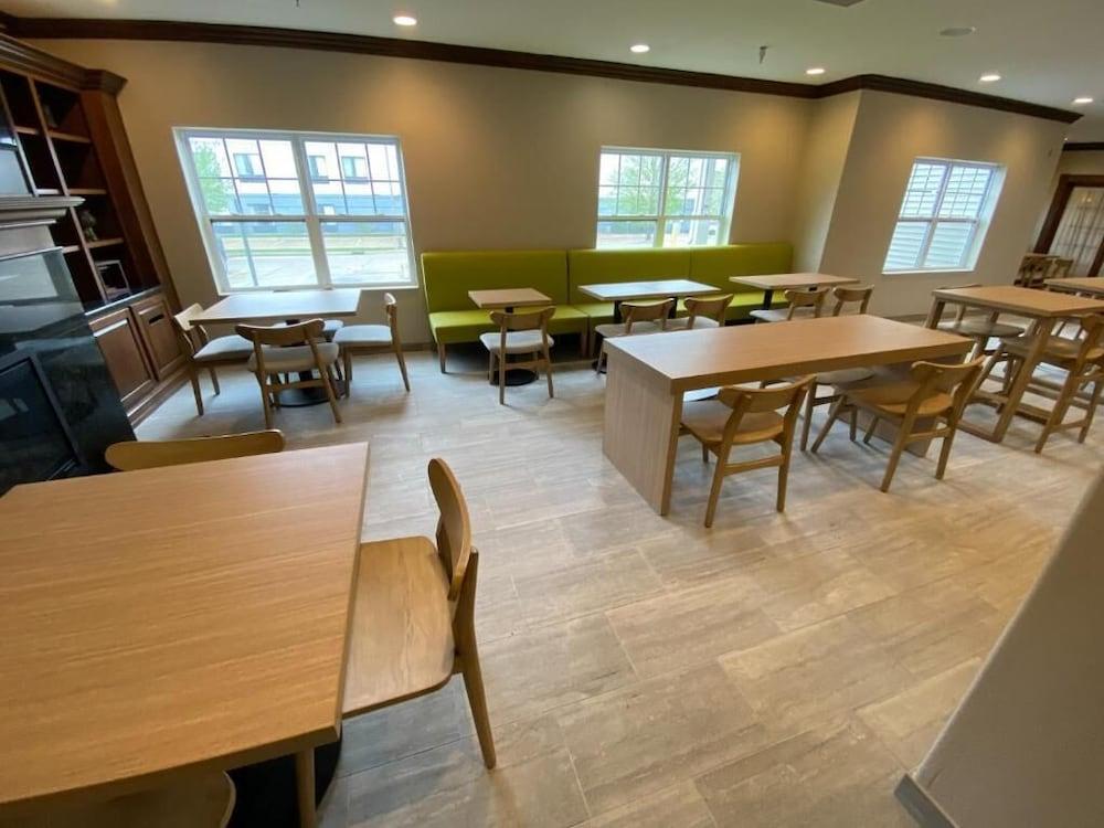 Country Inn & Suites by Radisson, Champaign North, IL photo 18