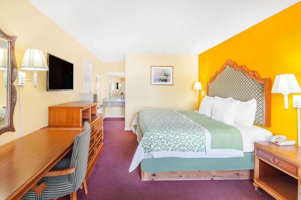 Days Inn by Wyndham Jacksonville photo 13