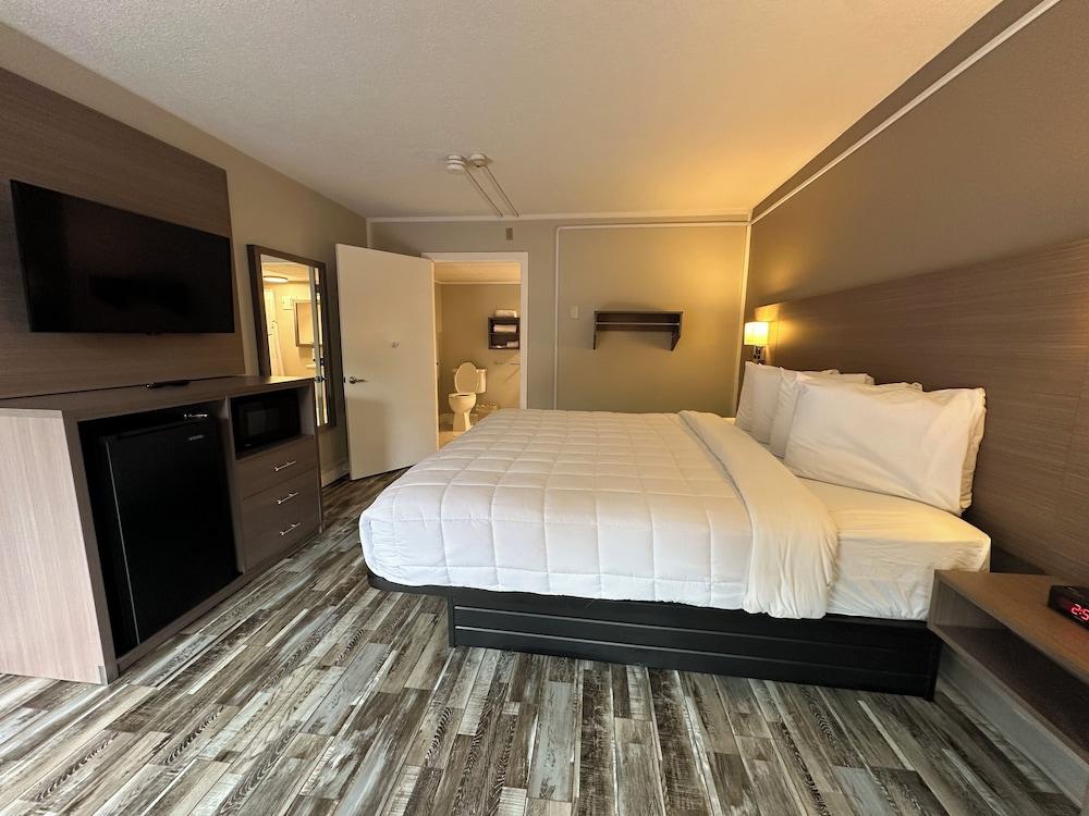 Whaler Inn and Suites photo 12