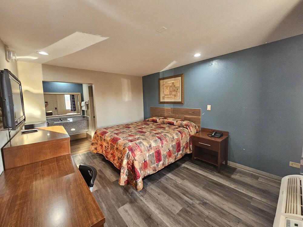 Deluxe Inn photo 7