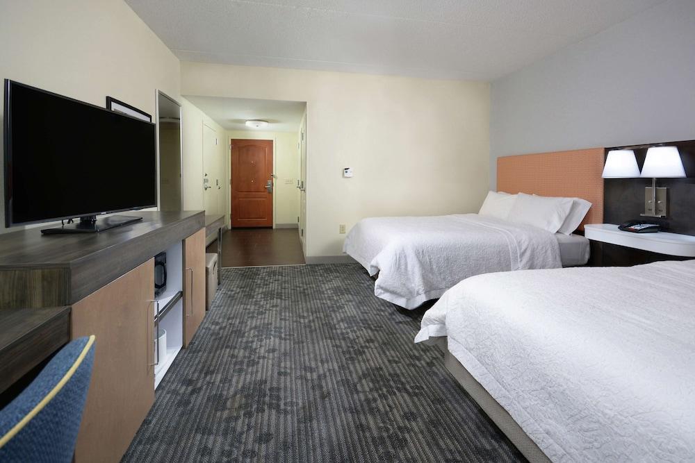 Hampton Inn & Suites Clinton - I-26 photo 9