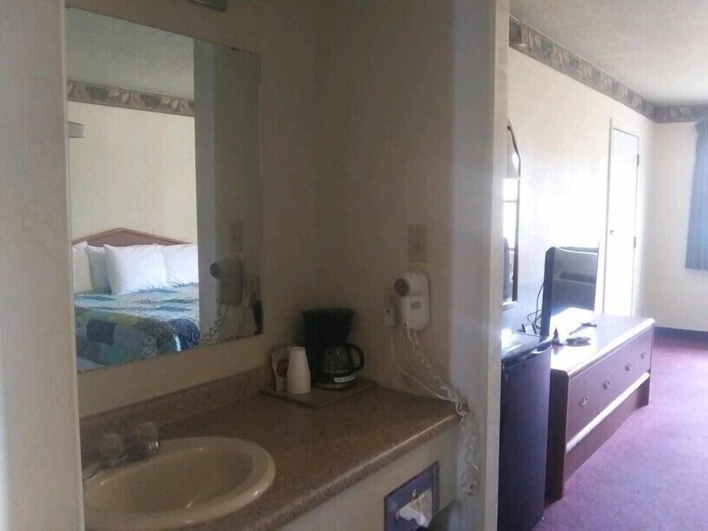 Whispering Creek Lodging & RV Resort photo 3