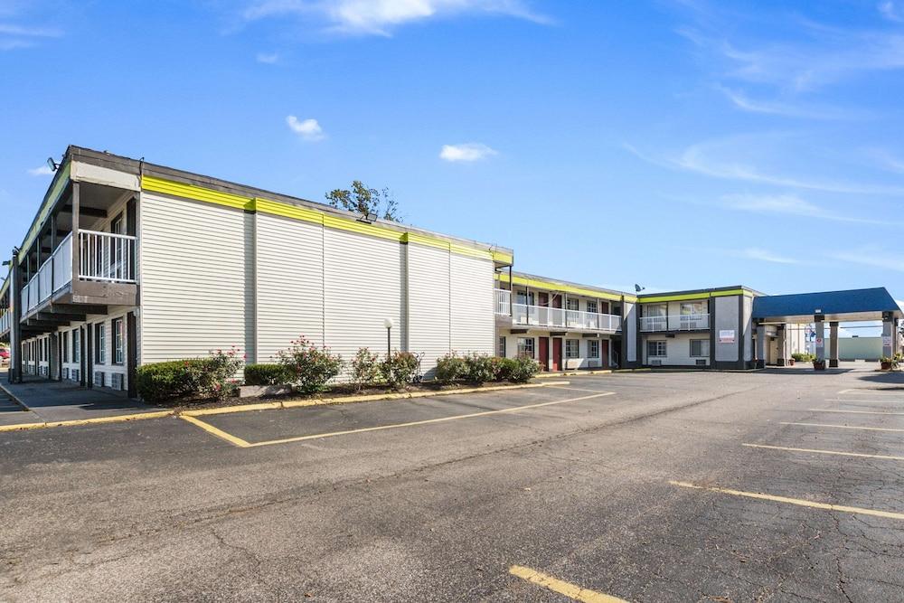 Econo Lodge Inn & Suites photo 36