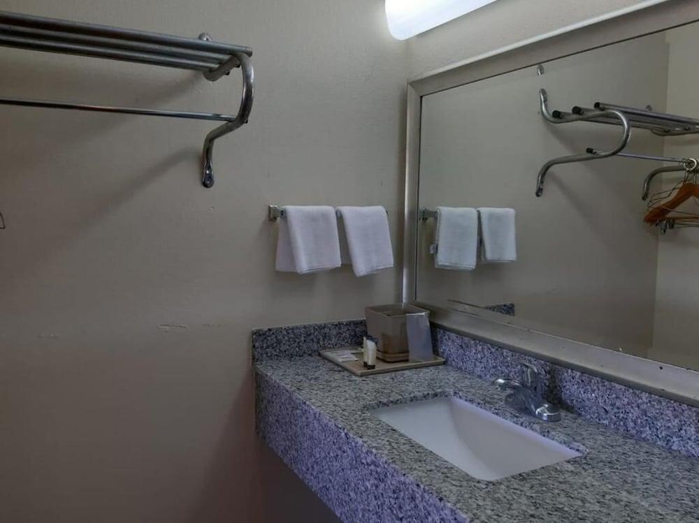 Deerfield Inn photo 30