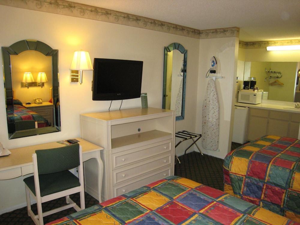 Town House Motel photo 9