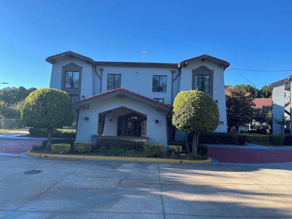 Guest Inn & Suites photo 1