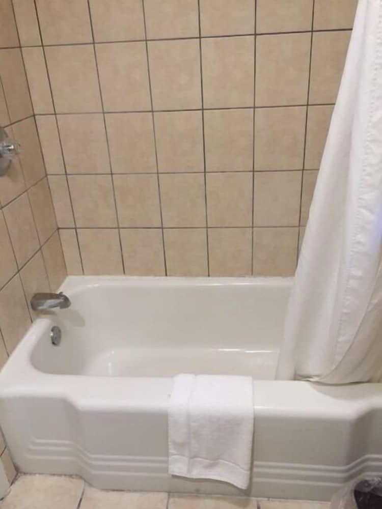 Budget Inn photo 13