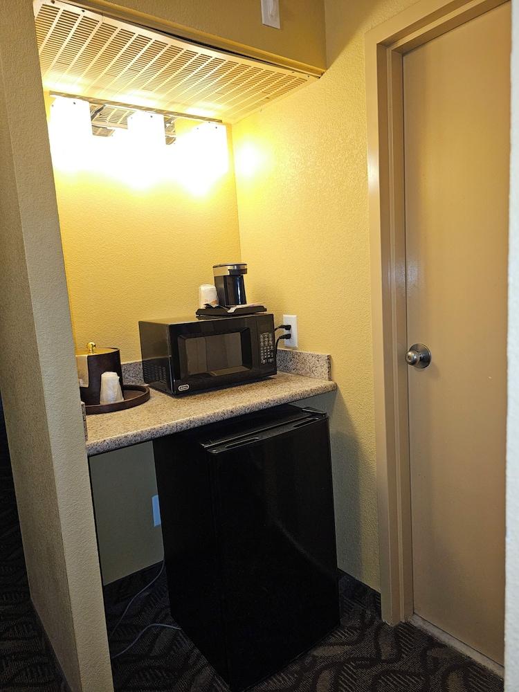Clarion Inn & Suites Roswell photo 17