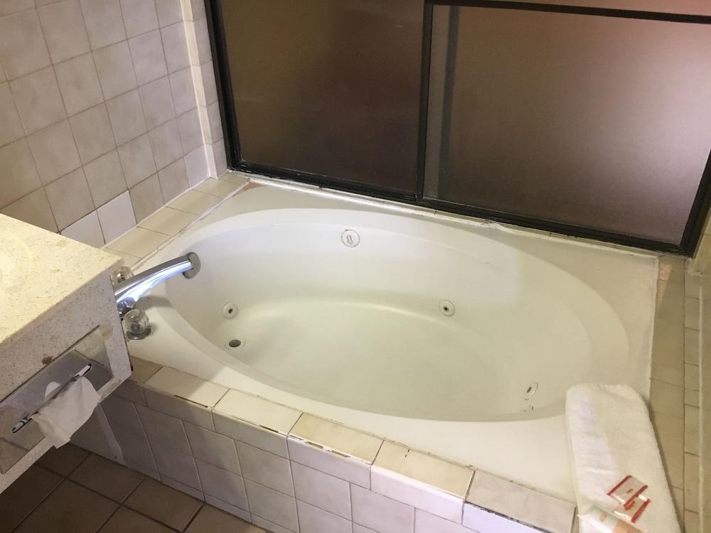 Bellflower Travel Inn photo 56