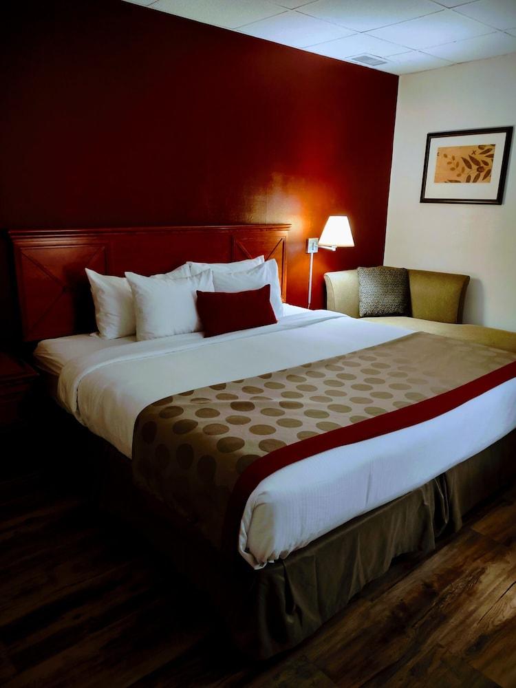 Ramada by Wyndham Albert Lea photo 58