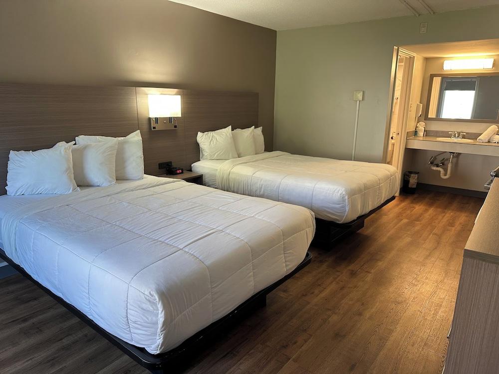 Whaler Inn and Suites photo 22