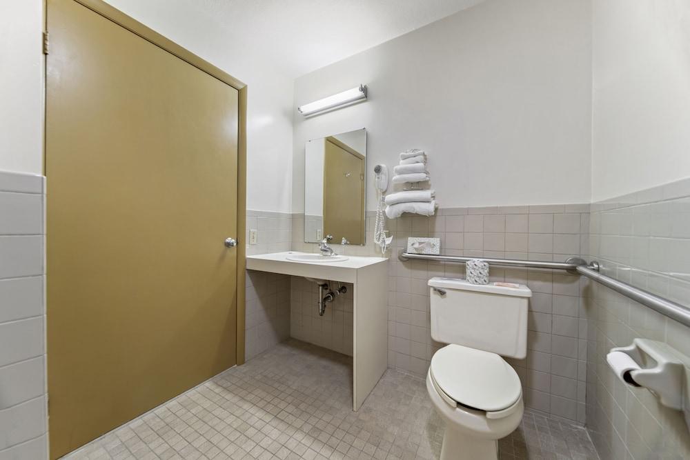 Executive Inn Cass City photo 44