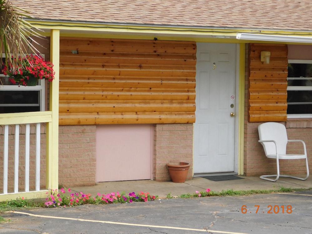 Little Shamrock Motel photo 18