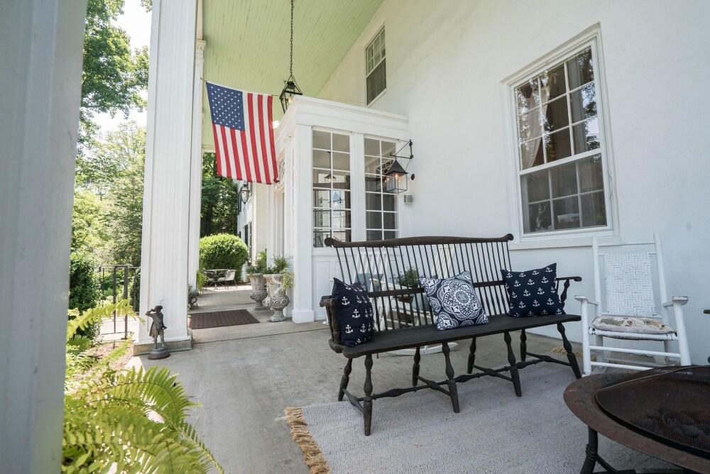 Historic General Lewis Inn photo 2