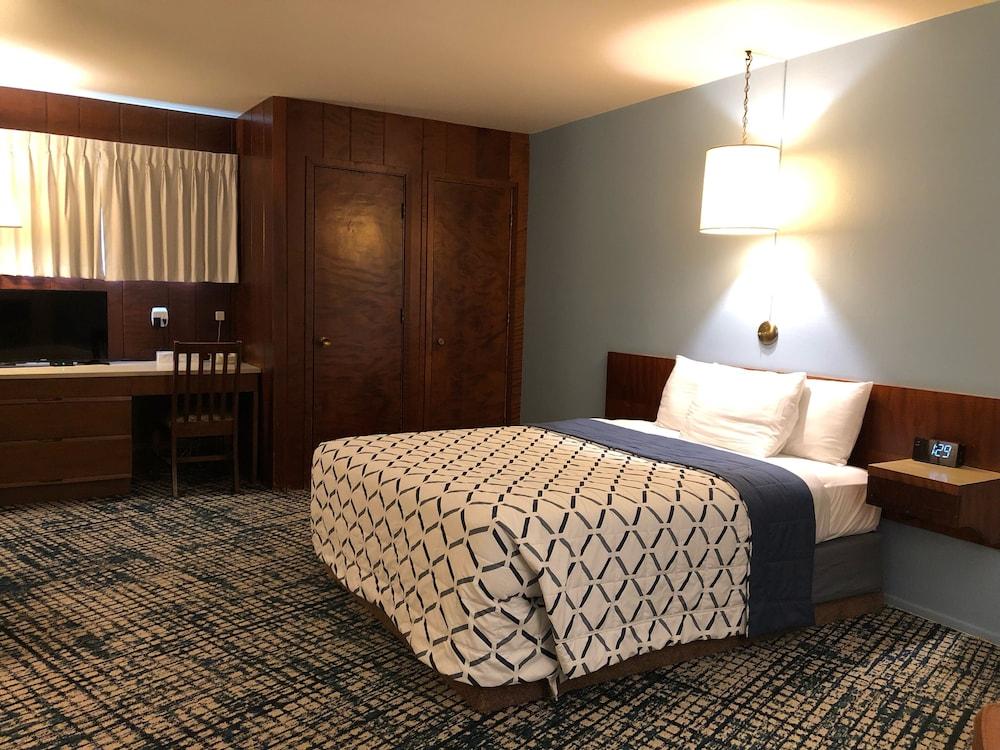 Curly Redwood Lodge photo 6