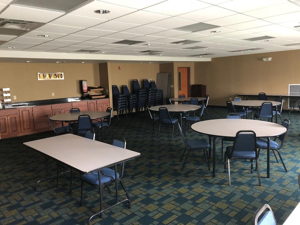 Country View Inn & Suites photo 33