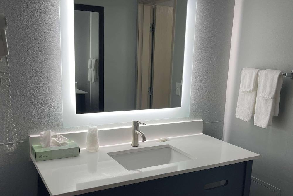 AmericInn by Wyndham Ladysmith photo 15