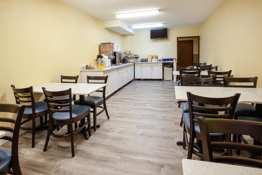 Days Inn by Wyndham Cadillac photo 40
