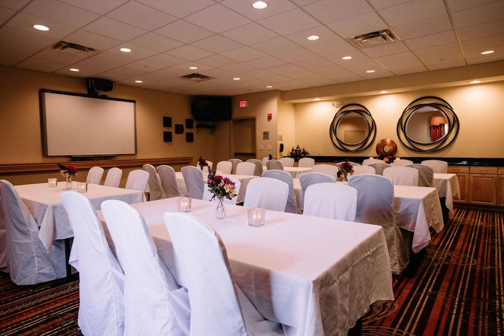 Hampton Inn & Suites Minot Airport photo 26